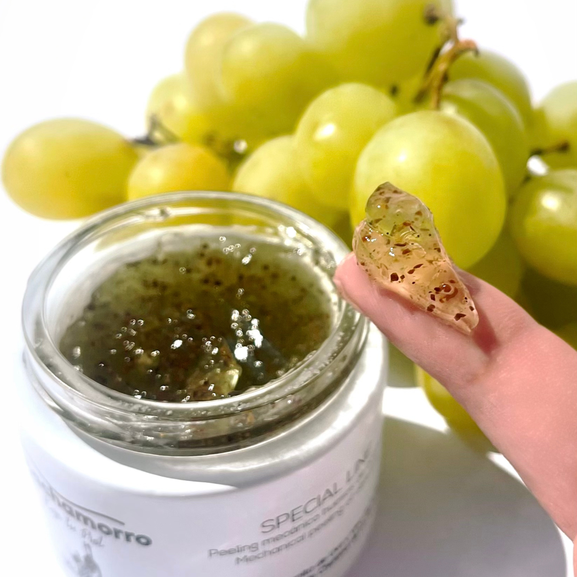 Peeling Físico con Huesos de Aceituna, a base de extractos de uva y vino de bodega de Manuel Aragón (Chiclana)